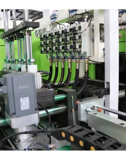 dt-32-6-cavity-automatic-pet-plastic-bottle-making-machine_4_800